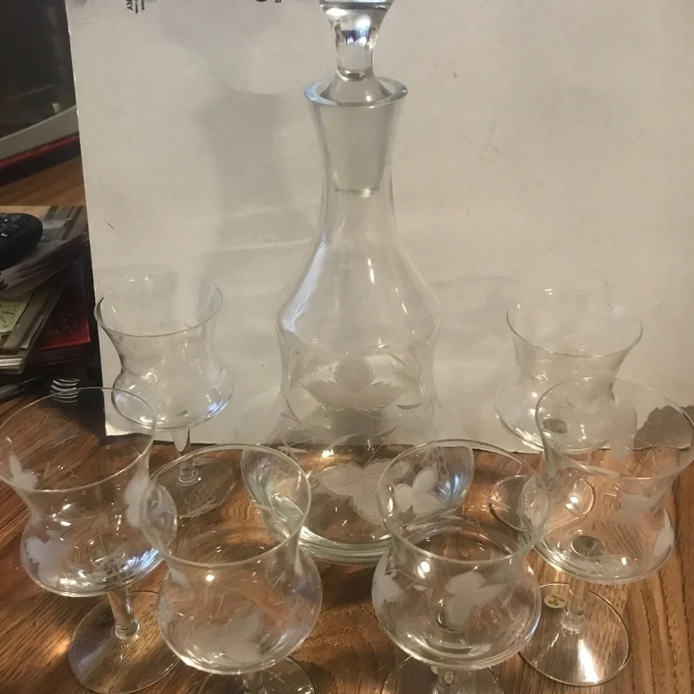 Beautiful crafted 7 pc wine set  crystal n made in Poland.   Perfect condition - Picture 4 of 7